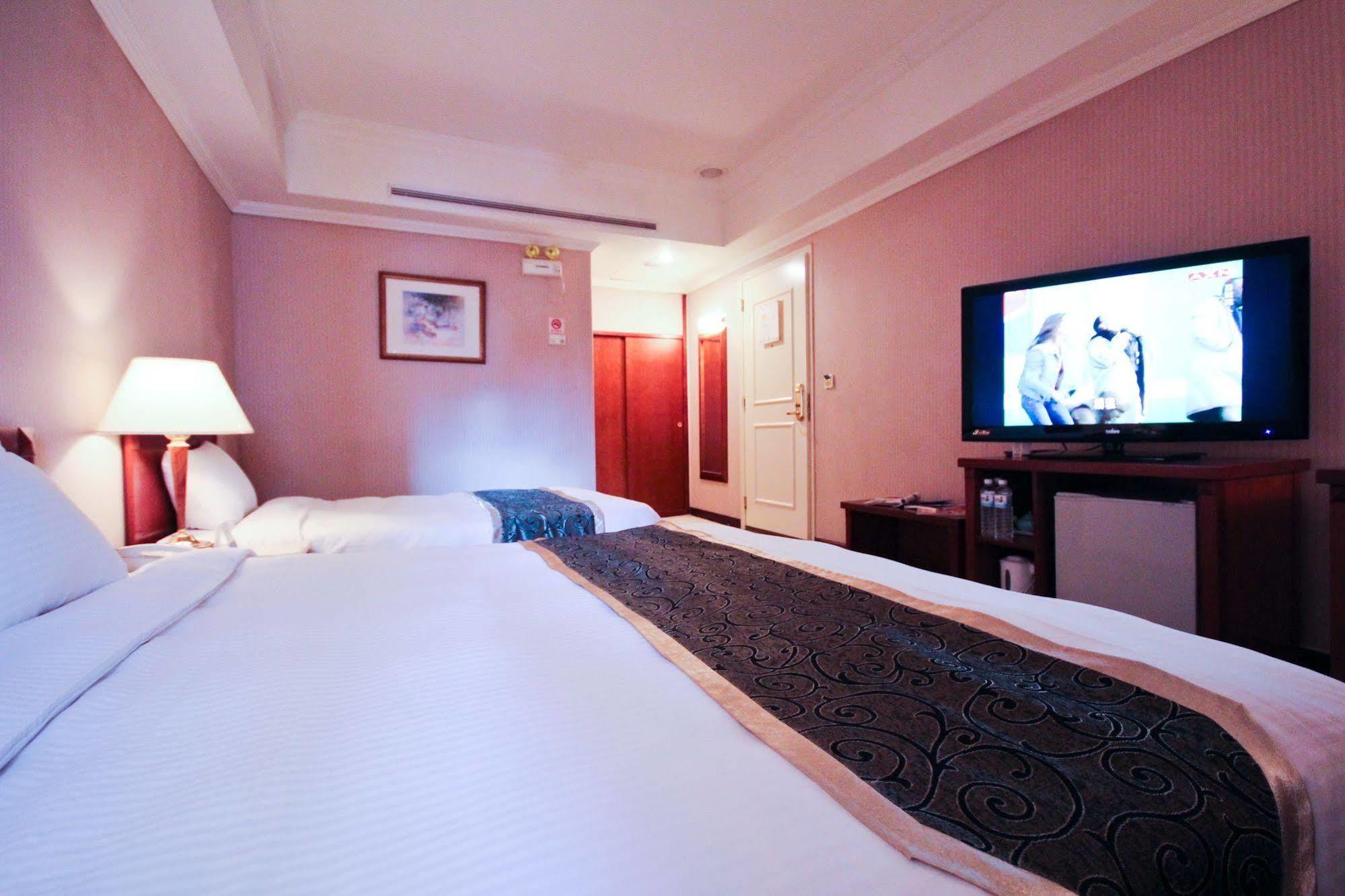 Yilan Grand Boss Hotel מראה חיצוני תמונה